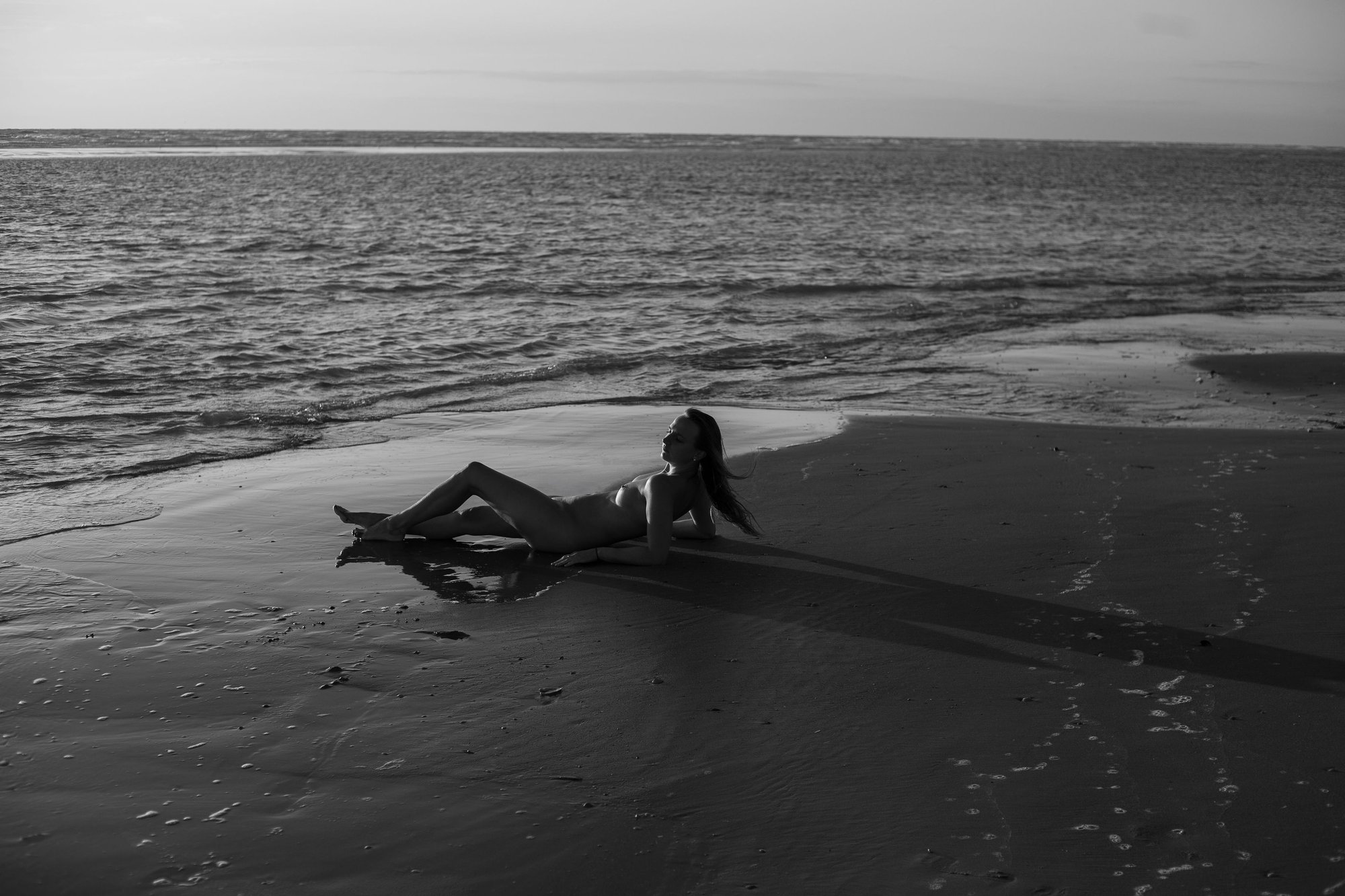 Portrait nu artistique en bord de mer