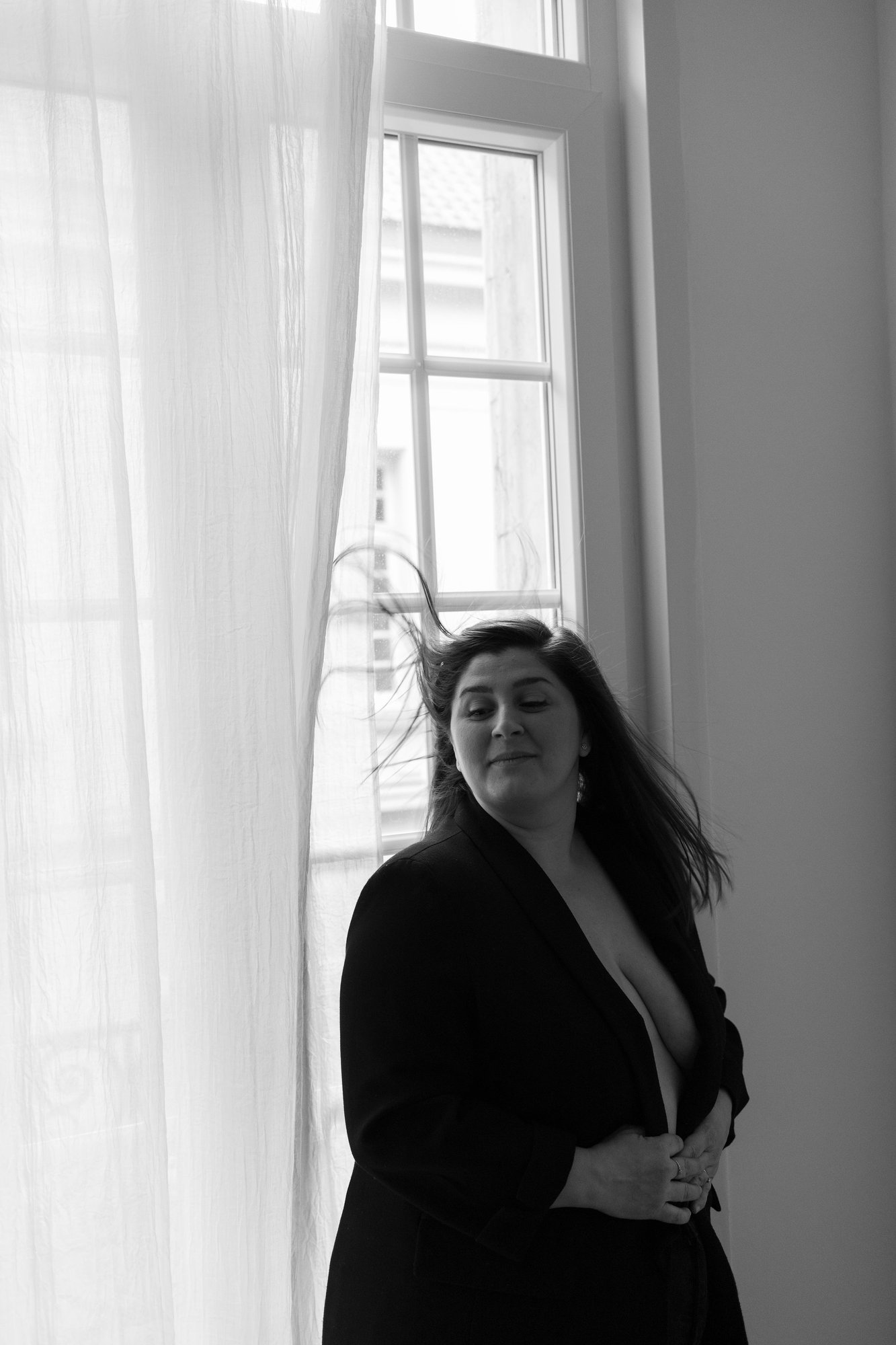 Portrait en peignoir devant la fenêtre