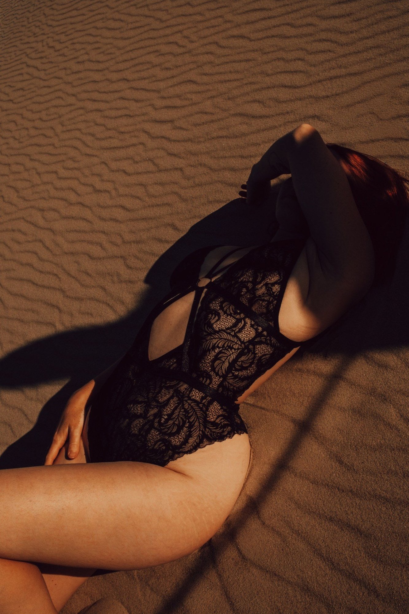 Portrait lingerie dentelle noire sur les dunes