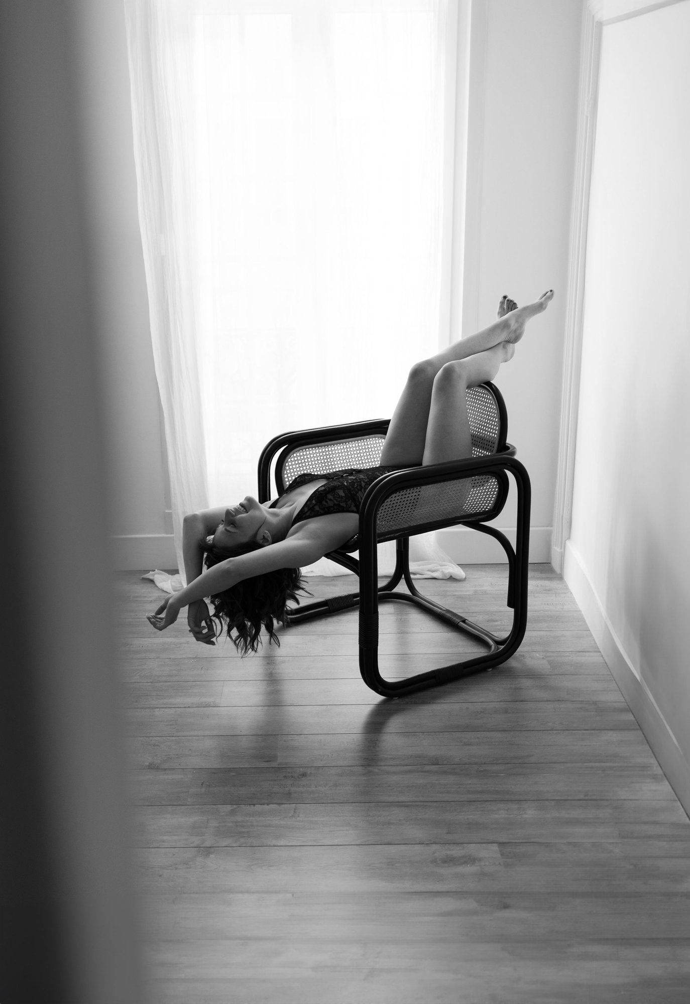 Portrait artistique sur un fauteuil