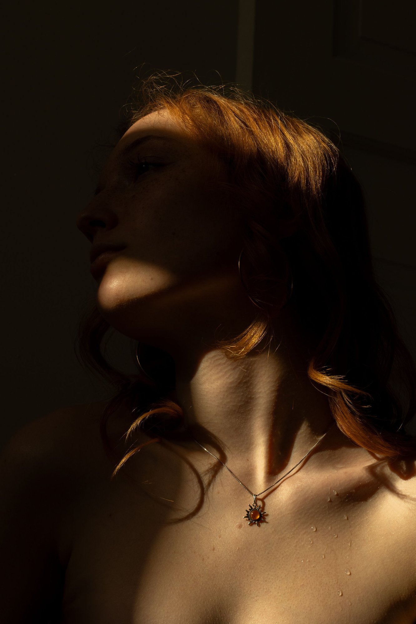 Portrait de profil, collier