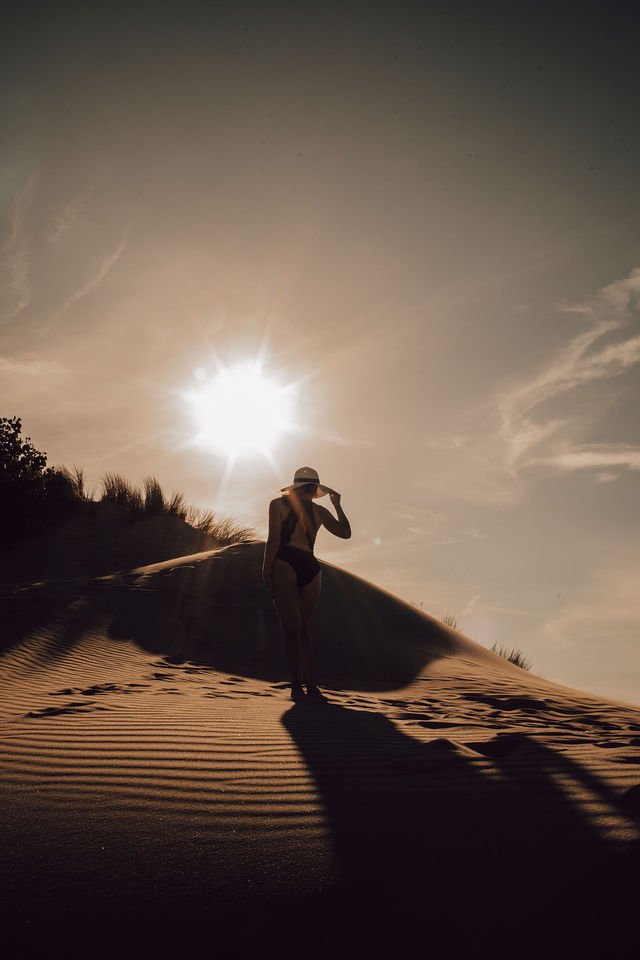 Silhouette sur les dunes, lumière du soir